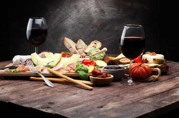 Bar à vins avec planche à déguster à Brignais