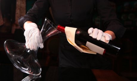 Déguster du vin fruité de la région entre amis dans bar à vins à Brignais